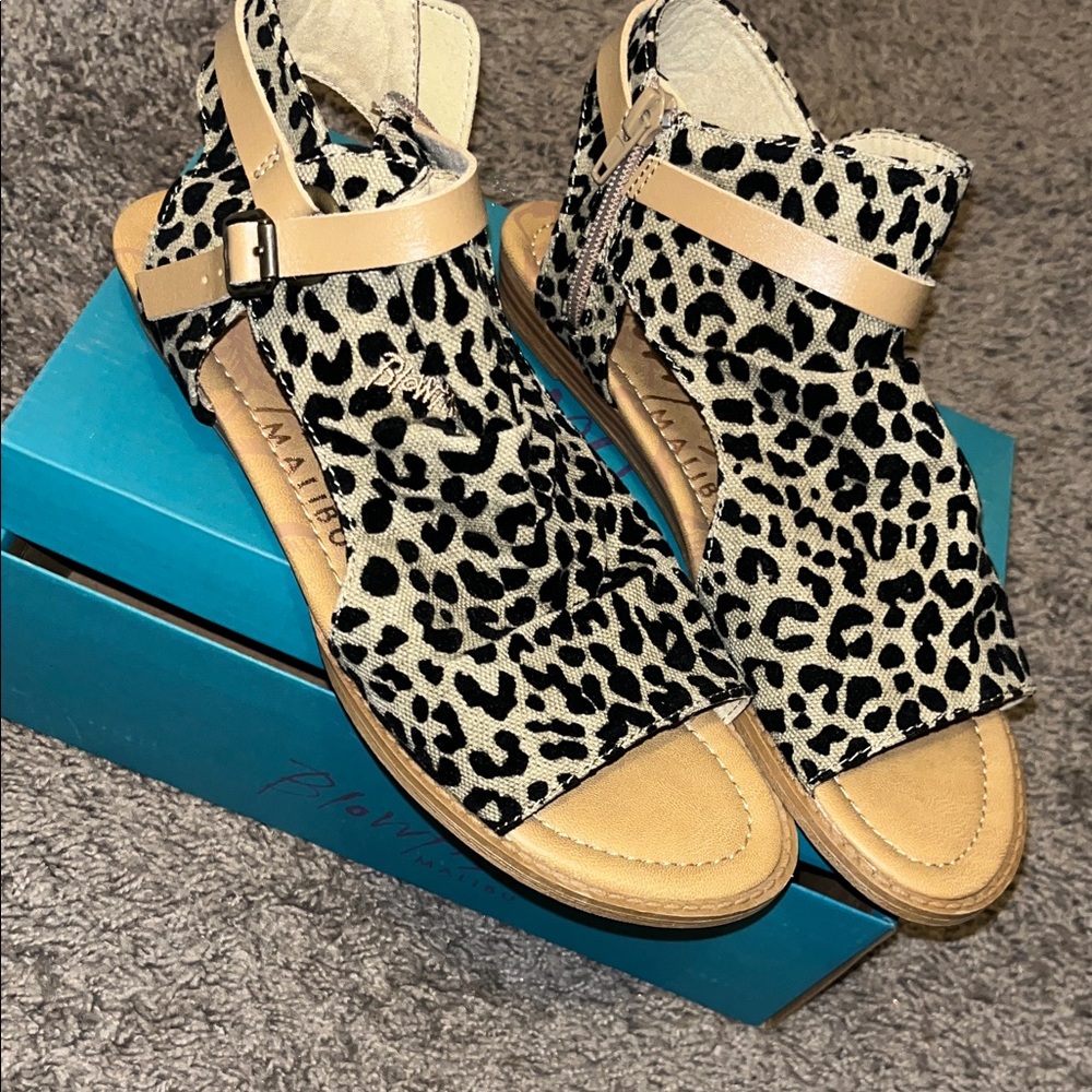 Chic Leopard Print Sandals with Tan Accents